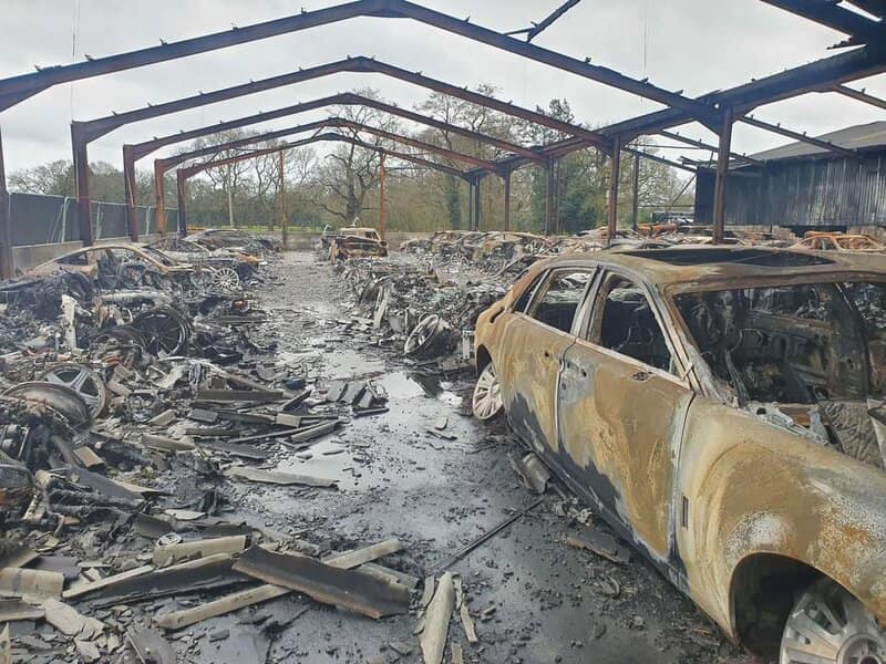 Πυρκαγιά σε γκαράζ κατέστρεψε 80 πανάκριβα συλλεκτικά αυτοκίνητα (Φώτο)